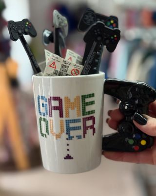 🎮 GAME OVER? Kdepak, hra právě začíná! ✏️📏 Nové stylové doplňky pro všechny malé i velké hráče jsou tady! 🔥 Tužky a...